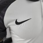 Polo Liverpool Negro y Blanco 2022-2023 logo