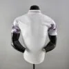 Polo Real Madrid blanco púrpura 2022-2023 dorso