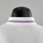 Polo Real Madrid blanco púrpura 2022-2023 dorso del cuello