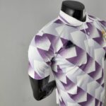 Polo Real Madrid blanco púrpura 2022-2023 lateral