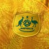 Primera equipación Stadium Australia 2022-23 escudo