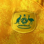 Primera equipación Stadium Australia 2022-23 escudo
