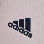 Camiseta Arsenal tercera equipación 2022-2023 escudo