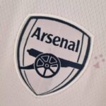 Camiseta Arsenal tercera equipación 2022-2023 escudo.