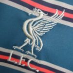 Camiseta Liverpool Entrenamiento 2022-2023 escudo