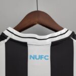 Camiseta Newcastle Local versión jugador 2022-2023 dorso del cuello