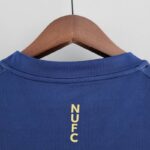 Camiseta Newcastle segunda equipación 2022-2023 dorso del cuello