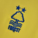 Camiseta Nottingham Forest segunda equipación 2022-2023 escudo