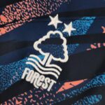 Camiseta Nottingham Forest tercera equipación 2022-2023 escudo