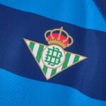 Camiseta Real Betis segunda equipación 2022-2023 escudo