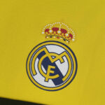 Camiseta Retro Real Madrid 2011-2012 escudo
