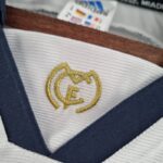 Camiseta Retro Real Madrid primera equipación 2000 escudo
