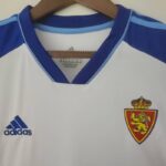 Camiseta Zaragoza primera equipación 2022-2023 cuello frontal