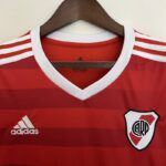 Camiseta Alternativa River Plate 2022-2023 cuello frontal