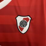 Camiseta Alternativa River Plate 2022-2023 escudo