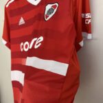 Camiseta Alternativa River Plate 2022-2023 lateral
