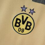 Camiseta Borussia Dortmund tercera equipación 2022-2023 escudo