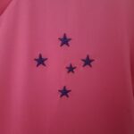 Camiseta Cruzeiro Outubro rosa 2022-2023 escudo