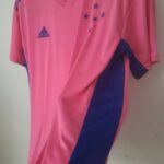 Camiseta Cruzeiro Outubro rosa 2022-2023 lateral