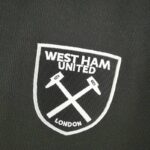 Camiseta West Ham segunda equipación 2022-2023 escudo