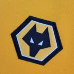 Camiseta Wolves primera equipación 2022-2023 escudo