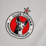 Camiseta Club Tijuana segunda equipación 2022-2023 escudo