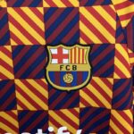 Camiseta FC Barcelona prepartido - Senyera 2023-2024 escudo