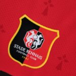 Camiseta Stade Rennais primera equipación 2022-2023 escudo