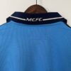 camiseta retro manchester city cuello anterior