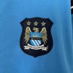 camiseta retro manchester city escudo