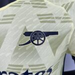 camiseta Arsenal 2024 escudo