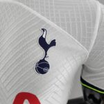 camiseta Tottenham 2022 escudo