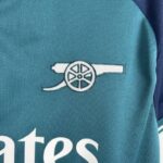 camiseta arsenal tercera 2024 escudo