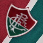 camiseta fluminense 2022 escudo