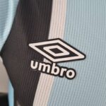camiseta gremio 2022 logo de umbro