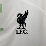 camiseta liverpool 2024 escudo