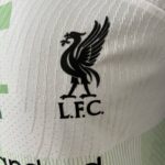 camiseta liverpool 2023 parche escudo