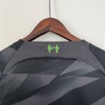 camiseta liverpool portero cuello anterior