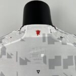 camiseta manchester united 2024 especial cuello anterior