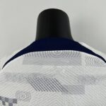 camiseta tottenham 2024 cuello anterior