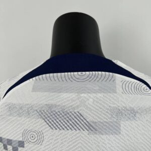 camiseta tottenham 2024 cuello anterior