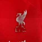 camiseta liverpool 2024 escudo