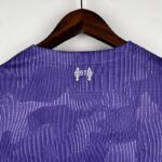 camiseta liverpool 2024 morado cuello anterior