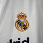 camiseta retro real madrid 2001-2002 escudo