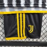 camiseta 2024 juventus y pantalon corto escudo