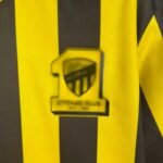 camiseta al-Ittihad benzema 2024 escudo