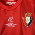camiseta osasuna niño 2024 escudo