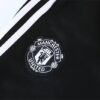 chandal manchester united 2023 escudo del pantalón