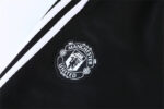 chandal manchester united 2023 escudo del pantalón