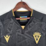 camiseta cádiz 2024 cuello con parche central